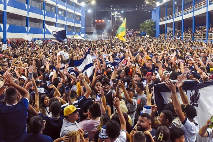 Fenômeno Azul comemorou o acesso à Série A na Aldeia Cabana – Foto: Carmem Helena (O Liberal)