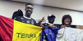 Herói no jogo do acesso, atacante João Pedro cita papel dos pais na conquista: “É o sonho deles” João Pedro e os pais – Foto: Arquivo pessoal