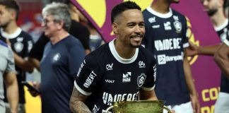 Pikachu celebra gol na estreia pelo Remo, mas critica gramado do Mangueirão Yago Pikachu – Foto: Genilson Gomes