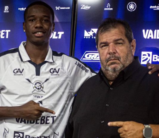 Remo assina com promessa colombiana de 19 anos Andrés González e Paulinho Araújo – Foto: Raul Martins (Clube do Remo)