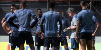 Juan Carlos Osorio orienta os jogadores durante o treino – Foto: Samara Miranda (Clube do Remo)