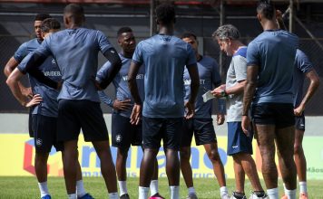 Juan Carlos Osorio orienta os jogadores durante o treino – Foto: Samara Miranda (Clube do Remo)