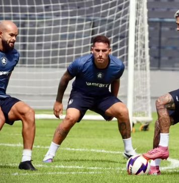 Responsabilidades em jogo Zé Welison, Braian Cufré e Diego Hernandez – Foto: Raul Martins (Clube do Remo)
