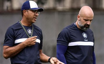 Com ausência de Léo Condé, auxiliar Felipe Surian comanda o Remo na Copa Norte Felipe Surian e Flávio Garcia – Foto: Raul Martins (Clube do Remo)