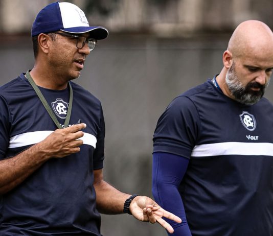 Com ausência de Léo Condé, auxiliar Felipe Surian comanda o Remo na Copa Norte Felipe Surian e Flávio Garcia – Foto: Raul Martins (Clube do Remo)