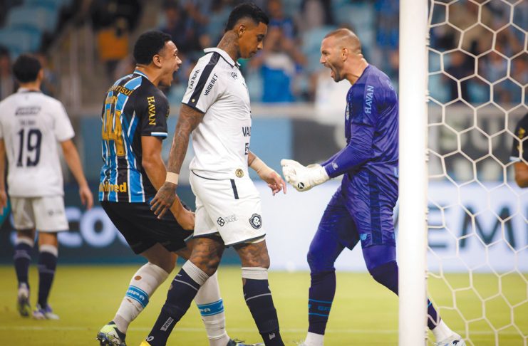 Remo tenta marcar primeiro gol da história contra o Grêmio-RS em confronto decisivo Grêmio-RS 0×0 Remo (Alef Manga) – Foto: Maxi Franzoi