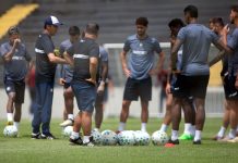 Léo Condé orienta os jogadores durante o treino – Foto: Samara Miranda (Clube do Remo)