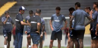 Léo Condé orienta os jogadores durante o treino – Foto: Samara Miranda (Clube do Remo)