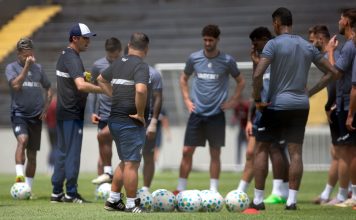 Léo Condé orienta os jogadores durante o treino – Foto: Samara Miranda (Clube do Remo)