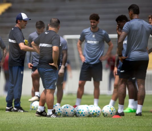 Léo Condé orienta os jogadores durante o treino – Foto: Samara Miranda (Clube do Remo)