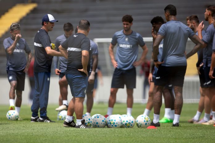 Léo Condé orienta os jogadores durante o treino – Foto: Samara Miranda (Clube do Remo)