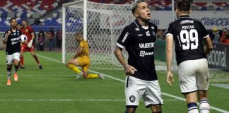 “Muito feliz por voltar a ser titular”, comemora Diego Hernandez Remo 1×0 Amazonas-AM (Yago Pikachu, Diego Hernandez e Gabriel Poveda) – Foto: Mauro Ângelo (Diário do Pará)