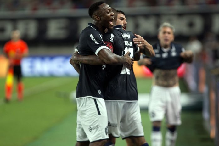 Remo 1×1 Vasco-RJ (Duplexe Tchamba, Marllon, Mayk e Diego Hernandez) – Foto: Samara Miranda (Clube do Remo) Remo 1×1 Vasco-RJ (Duplexe Tchamba, Marllon, Mayk e Diego Hernandez) – Foto: Samara Miranda (Clube do Remo)