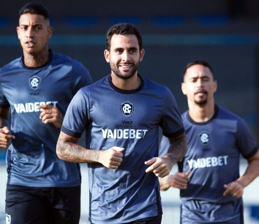 Marcelinho mostra eficiência tendo liberdade para construir e atacar Alef Manga, Marcelinho e Yago Pikachu – Foto: Samara Miranda (Clube do Remo)