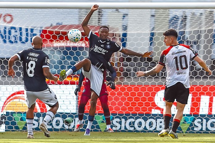 Remo 1×2 Athletico-PR (Patrick e Duplexe Tchamba) – Foto: Wagner Santana (O Liberal) Remo 1×2 Athletico-PR (Patrick e Duplexe Tchamba) – Foto: Wagner Santana (O Liberal)