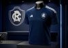 Remo avança em negociação com Adidas para 2027 e pode encerrar ciclo com a Volt Arte conceitual mostra camisa azul-marinho do Remo com detalhes em branco e referência à Adidas