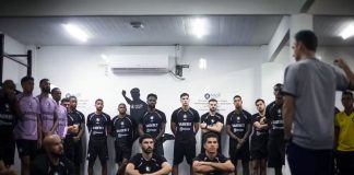 Pausa pode ajudar Remo a voltar mais forte na Série A Léo Condé orienta os jogadores durante o treino – Foto: Raul Martins (Clube do Remo)