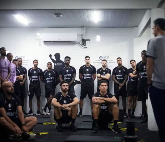 Pausa pode ajudar Remo a voltar mais forte na Série A Léo Condé orienta os jogadores durante o treino – Foto: Raul Martins (Clube do Remo)