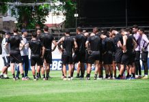 Léo Condé orienta os jogadores durante o treino – Foto: Samara Miranda/Clube do Remo