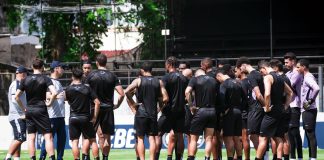 Léo Condé orienta os jogadores durante o treino – Foto: Samara Miranda/Clube do Remo