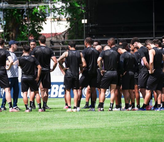 Léo Condé orienta os jogadores durante o treino – Foto: Samara Miranda/Clube do Remo