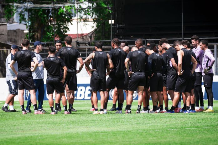 Léo Condé orienta os jogadores durante o treino – Foto: Samara Miranda/Clube do Remo