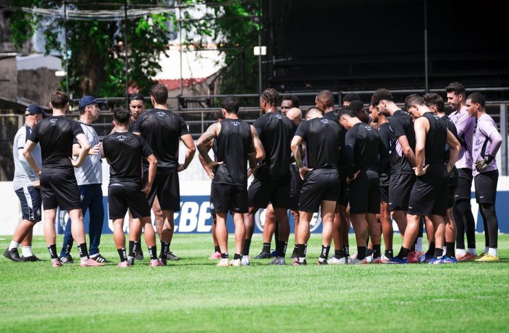 Léo Condé orienta os jogadores durante o treino – Foto: Samara Miranda/Clube do Remo