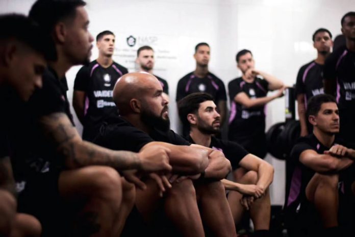 Jogadores remistas se preparam para iniciar a atividade física no NASP – Foto: Raul Martins (Clube do Remo)