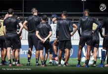 Após atender pedidos de Condé, Remo reduz movimentação no mercado Léo Condé orienta os jogadores durante o treino – Foto: Samara Miranda/Clube do Remo