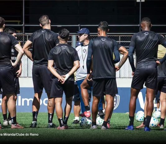Após atender pedidos de Condé, Remo reduz movimentação no mercado Léo Condé orienta os jogadores durante o treino – Foto: Samara Miranda/Clube do Remo
