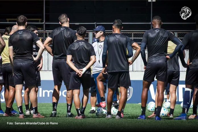 Léo Condé orienta os jogadores durante o treino – Foto: Samara Miranda/Clube do Remo Léo Condé orienta os jogadores durante o treino – Foto: Samara Miranda/Clube do Remo