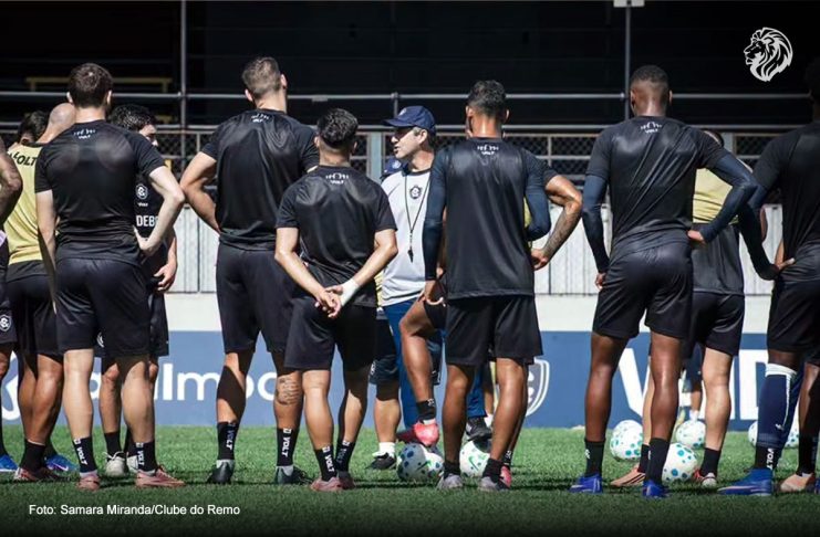 Após atender pedidos de Condé, Remo reduz movimentação no mercado Léo Condé orienta os jogadores durante o treino – Foto: Samara Miranda/Clube do Remo