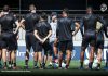 Com 7 jogos em 25 dias, Léo Condé descarta priorizar competição Léo Condé orienta os jogadores durante o treino – Foto: Samara Miranda/Clube do Remo