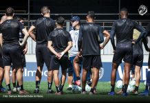 Com 7 jogos em 25 dias, Léo Condé descarta priorizar competição Léo Condé orienta os jogadores durante o treino – Foto: Samara Miranda/Clube do Remo
