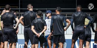 Com 7 jogos em 25 dias, Léo Condé descarta priorizar competição Léo Condé orienta os jogadores durante o treino – Foto: Samara Miranda/Clube do Remo