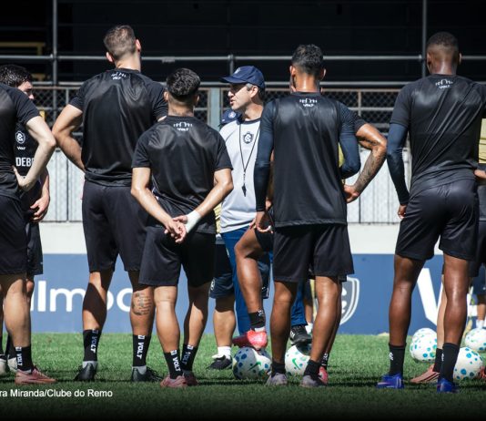 Léo Condé orienta os jogadores durante o treino – Foto: Samara Miranda/Clube do Remo