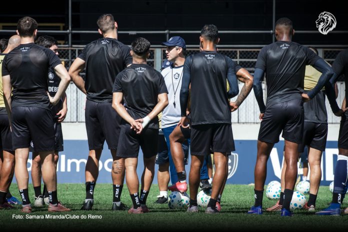 Léo Condé orienta os jogadores durante o treino – Foto: Samara Miranda/Clube do Remo