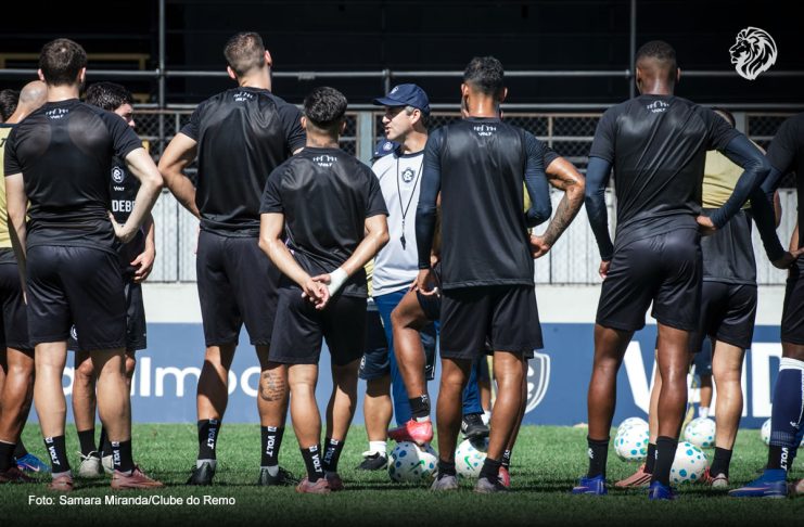Com 7 jogos em 25 dias, Léo Condé descarta priorizar competição Léo Condé orienta os jogadores durante o treino – Foto: Samara Miranda/Clube do Remo