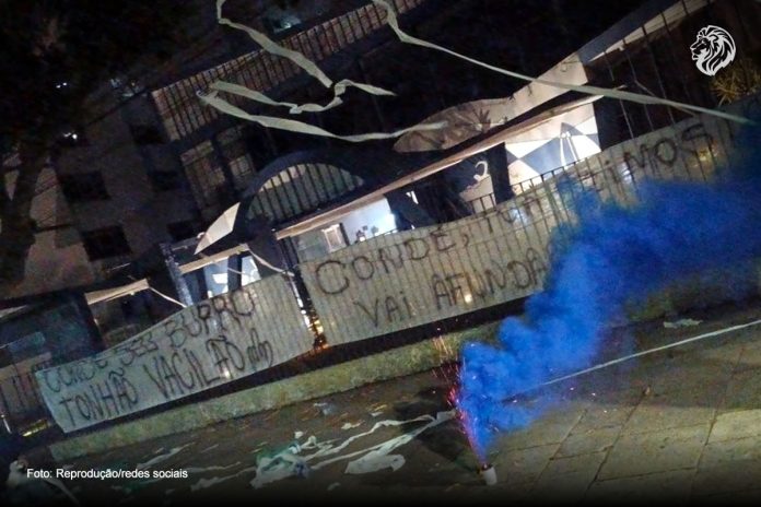 Faixas de protesto foram colocadas na sede social do Remo – Foto: Reprodução/redes sociais Faixas de protesto foram colocadas na sede social do Remo – Foto: Reprodução/redes sociais