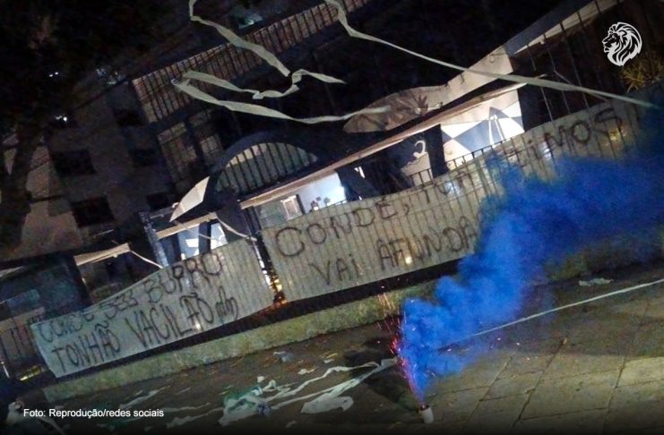 Pressão aumenta no Remo e Léo Condé entra em sequência decisiva no Mangueirão Faixas de protesto foram colocadas na sede social do Remo – Foto: Reprodução/redes sociais