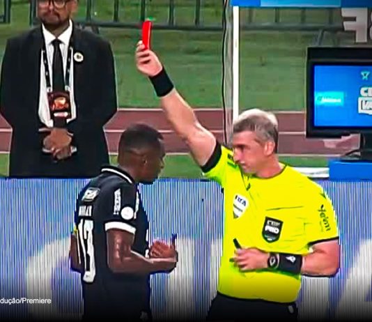 Marcelinho critica intervenção do VAR em expulsão de Marllon Remo 0×1 Santos-SP (Marllon) – Foto: Reprodução/Premiere