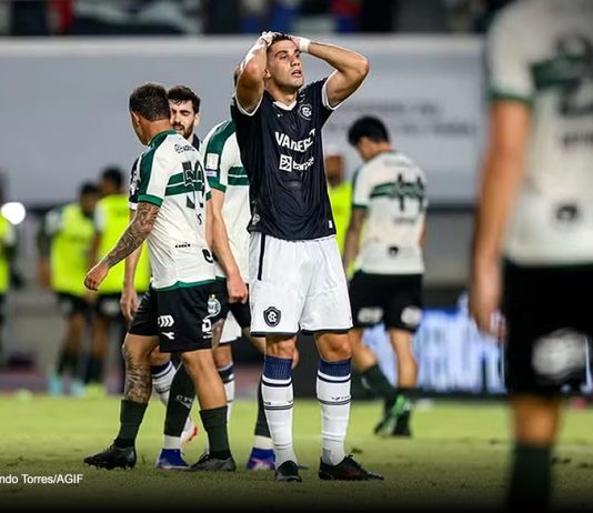 Remo vira, sofre reação no fim e perde para o Coritiba-PR no Mangueirão Remo 2×3 Coritiba-PR (Leonel Picco) – Foto: Fernando Torres/AGIF