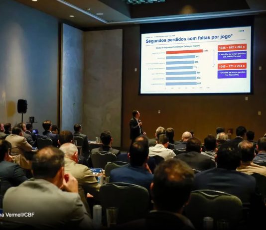 Série A terá novas regras contra cera e pressão sobre os árbitros Representantes dos clubes das Séries A e B participaram da reunião em que a CBF apresentou e aprovou novas medidas de arbitragem para o futebol brasileiro – Foto: Luciana Vermell/CBF