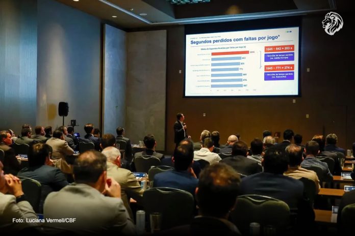 Representantes dos clubes das Séries A e B participaram da reunião em que a CBF apresentou e aprovou novas medidas de arbitragem para o futebol brasileiro – Foto: Luciana Vermell/CBF Representantes dos clubes das Séries A e B participaram da reunião em que a CBF apresentou e aprovou novas medidas de arbitragem para o futebol brasileiro – Foto: Luciana Vermell/CBF