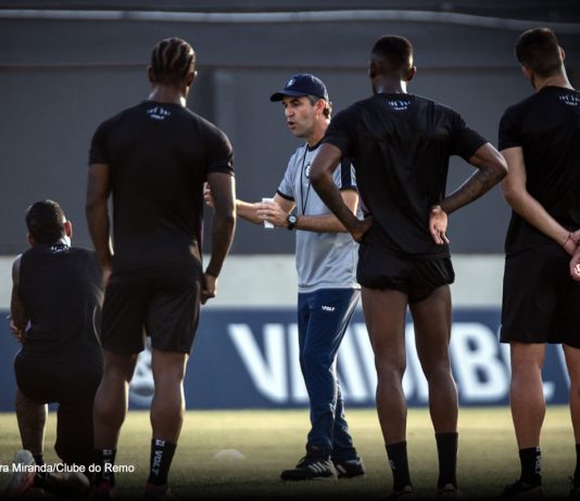 Condé avalia mudanças no Remo para enfrentar o Bahia-BA Léo Condé orienta os jogadores durante o treino – Foto: Samara Miranda/Clube do Remo