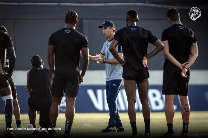 Léo Condé orienta os jogadores durante o treino – Foto: Samara Miranda/Clube do Remo Léo Condé orienta os jogadores durante o treino – Foto: Samara Miranda/Clube do Remo