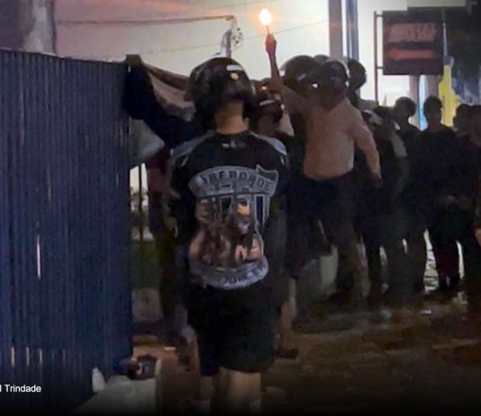 Torcedores voltaram à sede social do Remo para cobrar mudanças no futebol do clube – Foto: Rafael Trindade