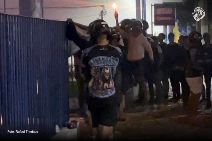 Torcedores voltaram à sede social do Remo para cobrar mudanças no futebol do clube – Foto: Rafael Trindade