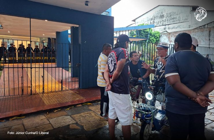 Torcedores protestam em frente a sede social do Remo – Foto: Júnior Cunha/O Liberal