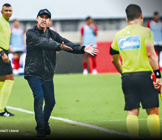 Condé fala sobre pressão no cargo e recebe apoio de Patrick no Remo Remo 0×1 Flamengo-RJ (Léo Condé) – Foto: Igor Mota/O Liberal